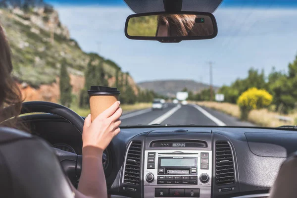 Das Mädchen Fährt Auf Der Autobahn Und Hält Eine Tasse — Stockfoto