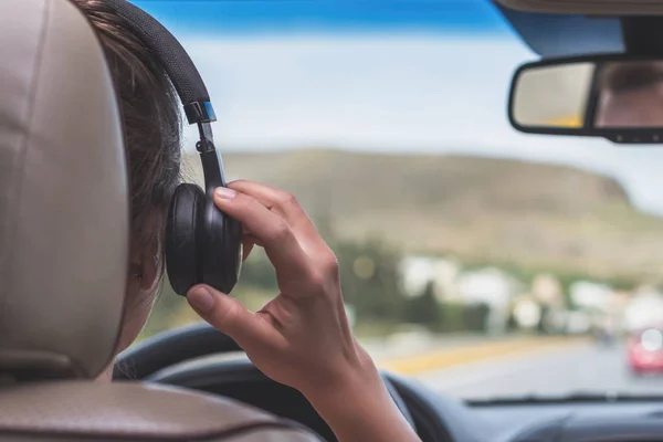 Κορίτσι Ακουστικά Οδηγεί Στην Εθνική Οδό Στην Ιταλία Θέα Από — Φωτογραφία Αρχείου
