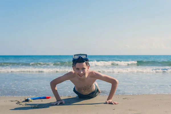 Jongen Het Snorkel Masker Buis Het Strand Achtergrond Van Zee — Stockfoto