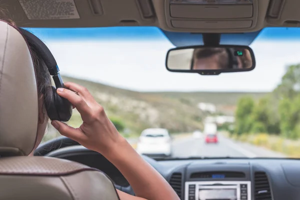 Ragazza Con Cuffie Sta Guidando Sull Autostrada Italia Vista Dal — Foto Stock