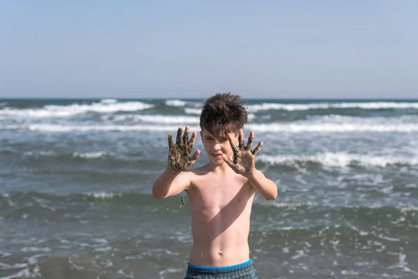 Schattige Jonge Jongen Met Vuile Handen Het Strand — Stockfoto