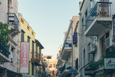 alacakaranlıkta Chania kasabasında otantik dar renkli Akdeniz caddesi. Girit Adası, Yunanistan