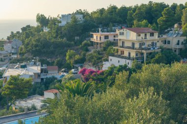 Girit, Yunanistan - 07 Aralık 2018: Eski Venedik limanındaki renkli Akdeniz caddesinin manzarası Chania kasabası