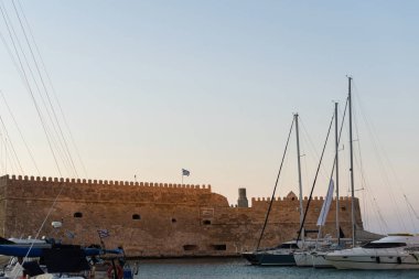Heraklion, Yunanistan - 3 Temmuz 2018: Heraklion şehrindeki Koules Kalesi 'ne (Heraklion Venedik Şatosu) bakın