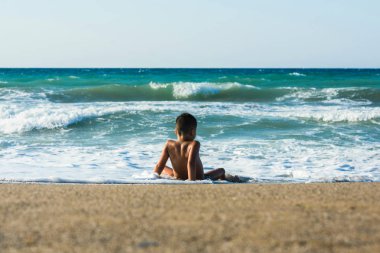 13 yaşında çocuk yüzme ve gevşeme deniz dalgaları. Aile yaz tatili kavramı