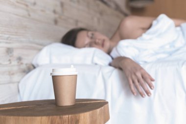 Yatak odasında uyuyan genç kadının seçici odağı