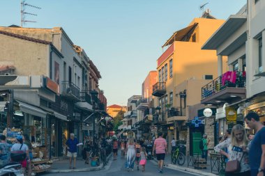 Hanya, Girit/Yunanistan-07.12.2018:Eski Venedik limanında renkli Akdeniz caddesinin manzarası Hanya kasabası. Girit Adası, Yunanistan 