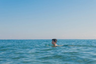 13 yaşında çocuk yüzme ve gevşeme deniz dalgaları. Aile yaz tatili kavramı