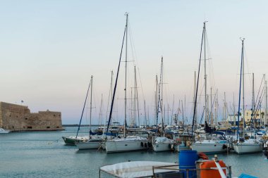 Eski Venedik fort Koules ve alacakaranlıkta yatlar ile Heraklion liman, Girit, Yunanistan 