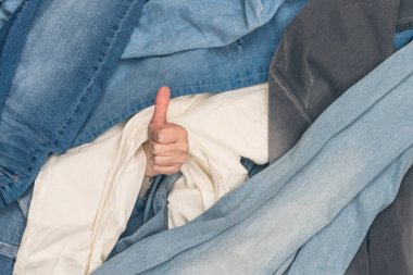 Kız el başparmak gösteren ve kot okyanusunda iyi bir sembol. Satış konsepti, kara cuma ve tatil satışları