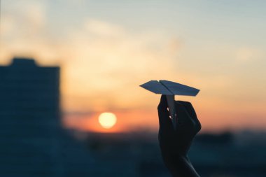 Kağıt Uçak günbatımı gökyüzü karşı