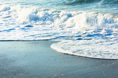 Pürüzsüz ve yumuşak doğal şeffaf deniz suyunun arka planı 