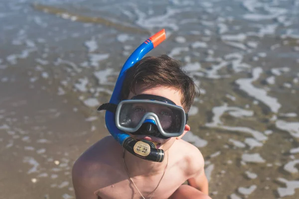 Ung Pojke Med Mask Koppla Havet — Stockfoto