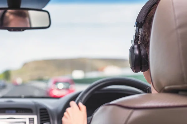 Κορίτσι Ακουστικά Οδηγεί Στον Αυτοκινητόδρομο Στη Μάλτα Θέα Από Πίσω — Φωτογραφία Αρχείου