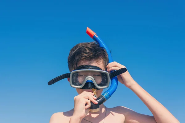 Mladý Chlapec Maskou Uvolňující Moři — Stock fotografie