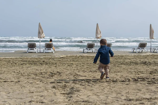 Widok Tyłu Chłopiec Działa Przez Plażę — Zdjęcie stockowe