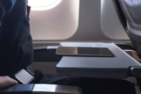 Ragazzo Caucasico Allacciare Cintura Sicurezza Utilizzando Tablet Durante Volo Aereo — Foto Stock