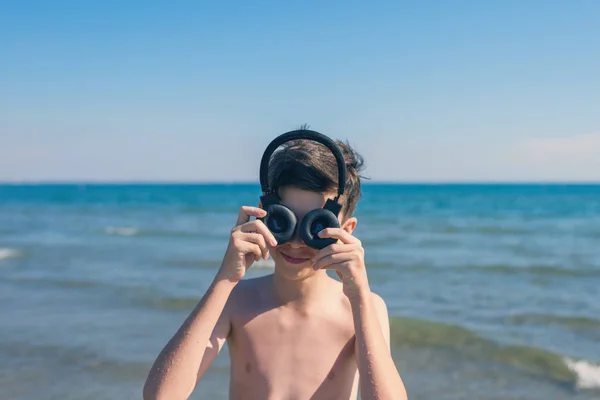 Tiener Jongen Met Koptelefoon Het Strand Reizen Met Kind Concept — Stockfoto