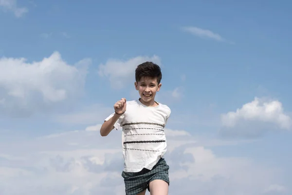 Jong Jongetje Plezier Aan Zee Strand Tijdens Vakantie — Stockfoto