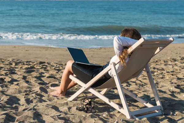 Woman Relaxing Beach Laptop — 스톡 사진