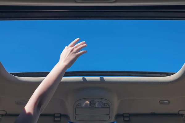 女孩司机开车旅行 从车辆的打开舱口伸出手 旅行生活方式理念 — 图库照片