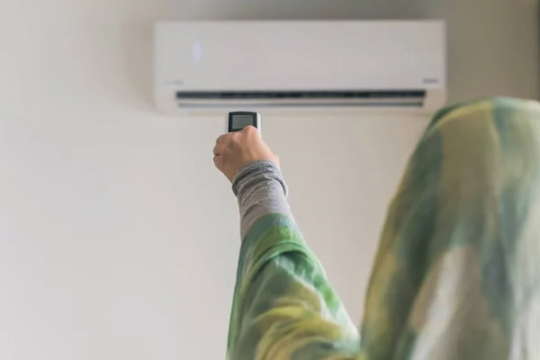 Moslim Vrouw Een Sjaal Met Afstandsbediening Van Airconditioner Kamer — Stockfoto