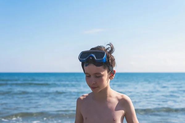 Giovane Ragazzo Con Maschera Rilassante Sul Mare — Foto Stock