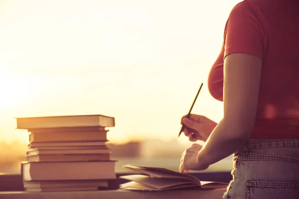 Étudiante Avec Beaucoup Livres Préparant Pour Examen Universitaire Tard Dans — Photo