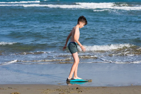 Szczęśliwy Nastolatek Chłopiec Kąpieli Flipper Zabawy Piasku Plaży Podczas Wakacji — Zdjęcie stockowe