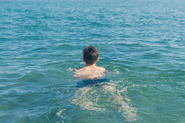 Років Хлопчик Плаває Відпочиває Морських Хвилях Концепція Сімейних Літніх Канікул — стокове фото