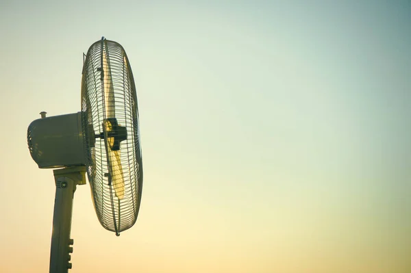 Ventilateur Ventilateur Électrique Sur Fond Ciel Clair Couchant Concept — Photo