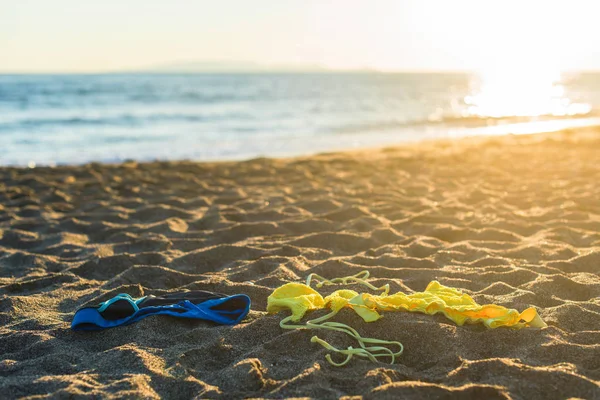 Bikini Maillots Bain Sur Sable Sur Fond Coucher Soleil — Photo