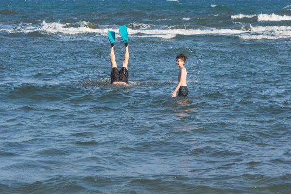 Αγόρι Καταδύσεις Πατέρα Στα Πτερύγια Κολύμβησης Πάνω Από Κύματα Καταιγίδας — Φωτογραφία Αρχείου