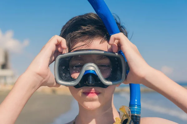 Jonge Jongen Met Masker Ontspannen Zee — Stockfoto