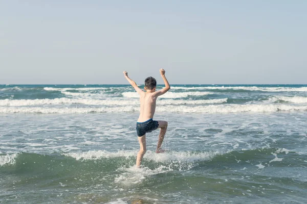 Let Plavání Relaxace Mořských Vlnách Koncepce Rodinných Letních Prázdnin — Stock fotografie