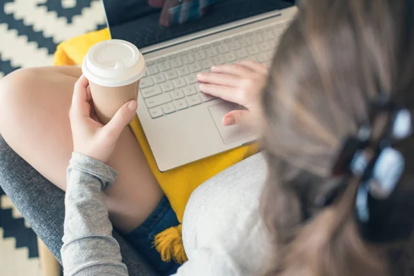 Top Syn Kvinnan Frilansare Sitter Fåtöljen Med Laptop Och Takeaway — Stockfoto