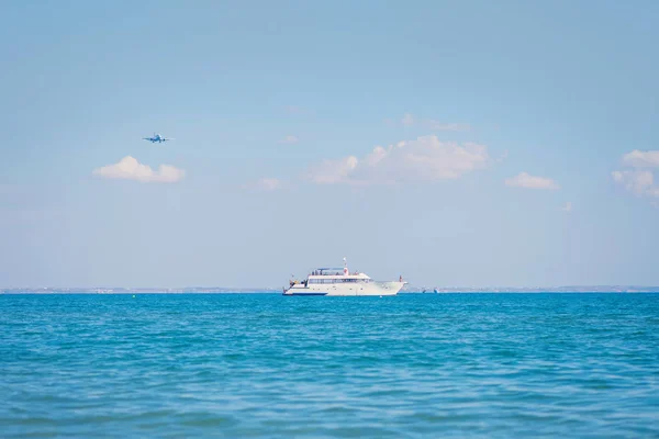 Nave Turistica Che Naviga Nell Oceano Concetto Turismo Affari Marittimo — Foto Stock