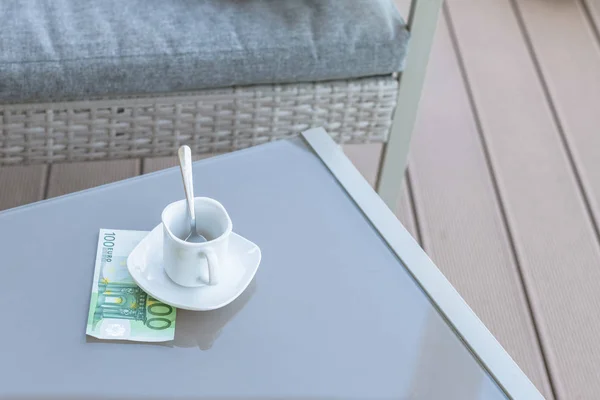 Sto Euro Pusta Filiżanka Kawy Szklanym Stole Kawiarni Świeżym Powietrzu — Zdjęcie stockowe