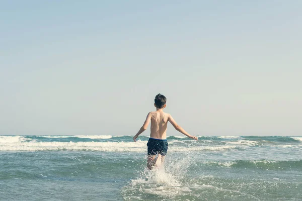 Мальчик Отдыхает Пляже Концепция Семейного Летнего Отдыха — стоковое фото