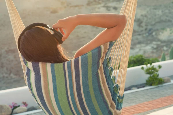 Mulher Com Fones Ouvido Está Descansando Hammack Sua Villa Jardim — Fotografia de Stock