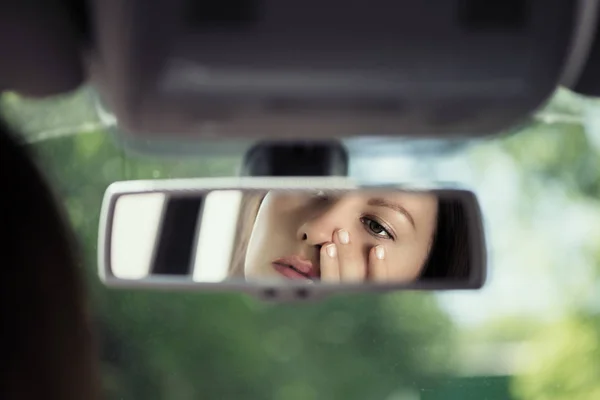 Spiegelung Eines Schönen Jungen Frauengesichts Rückspiegel Des Autos Konzept — Stockfoto