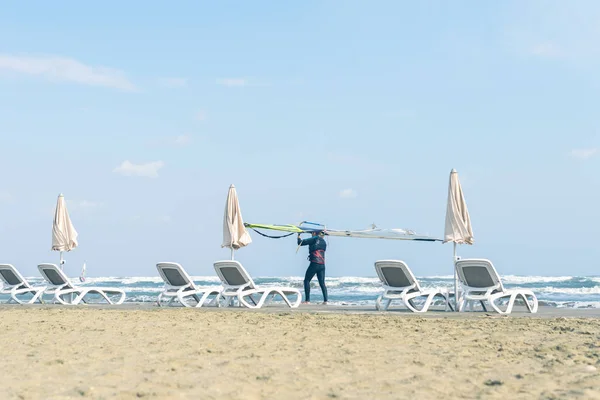 Windsurfer Pokładzie Plaży Cypr Widok Morze Parasole Leżaki Zachodzie Słońca — Zdjęcie stockowe