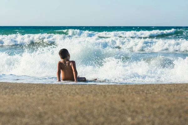 Anos Idade Menino Nadando Relaxamento Nas Ondas Mar Conceito Férias — Fotografia de Stock