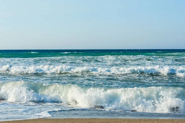 Duży Łamanie Fali Oceanu Piaszczystej Plaży Greckiej — Zdjęcie stockowe