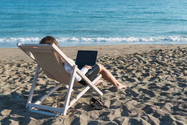 Młoda Kobieta Biurze Ubrania Laptopem Plaży Tle Morza Letni Słoneczny — Zdjęcie stockowe