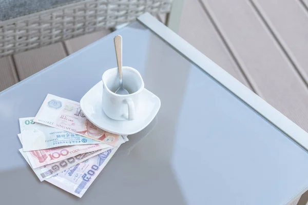Hong Kong Indonezja Malezja Tajski Dolar Singapurski Pusta Filiżanka Kawy — Zdjęcie stockowe