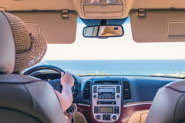 Autista Con Cappello Paglia Che Viaggia Auto Vista Dal Sedile — Foto Stock