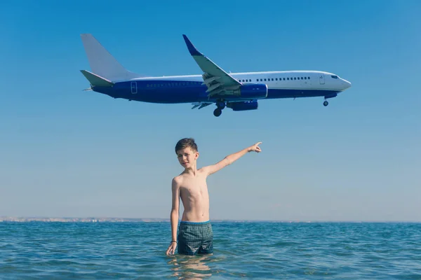 Rapaz Adolescente Aponta Dedo Avião Céu Conceito Viagem Conceito Viagem — Fotografia de Stock