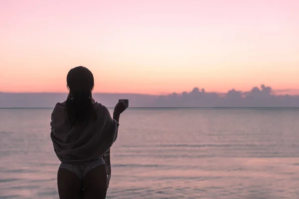 Belle Femelle Nue Aux Cheveux Mouillés Enveloppée Dans Une Couverture — Photo