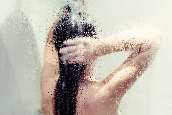 Silueta Mujer Hermosa Desnuda Lavando Cabello Ducha Detrás Vidrio Empañado — Foto de Stock